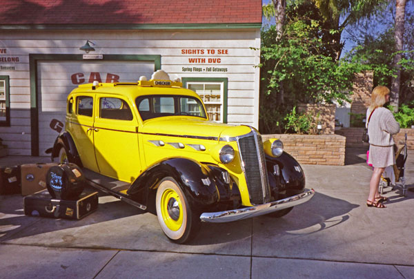 36-1b (98-F06-31) 1936 DeSoto Airstream Custom 4d. Sedan.jpg